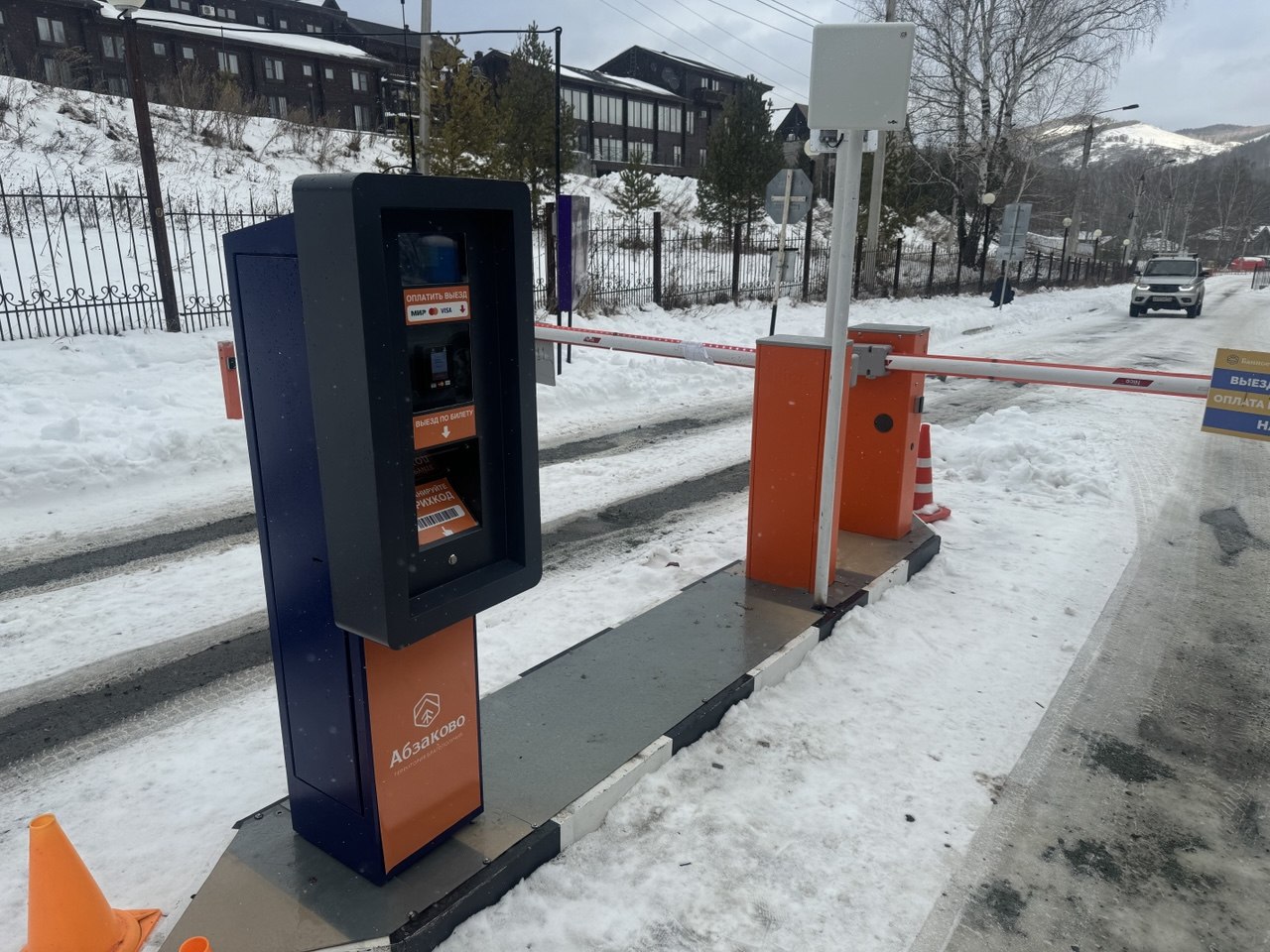 Система платной парковки на горнолыжном курорте Абзаково: парковочное оборудование на объекте